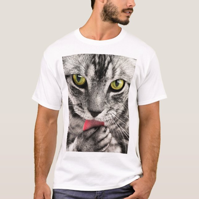 Camiseta Tabby Cat Licing Paw (Frente)