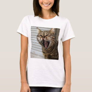 Camiseta Tabby Cat Yawning Retrato Artístico