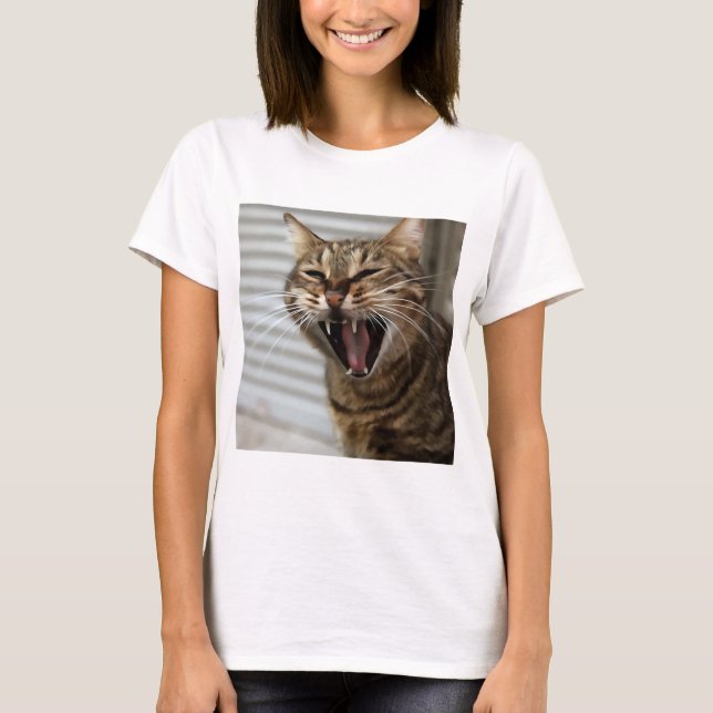 Camiseta Tabby Cat Yawning Retrato Artístico (Frente)
