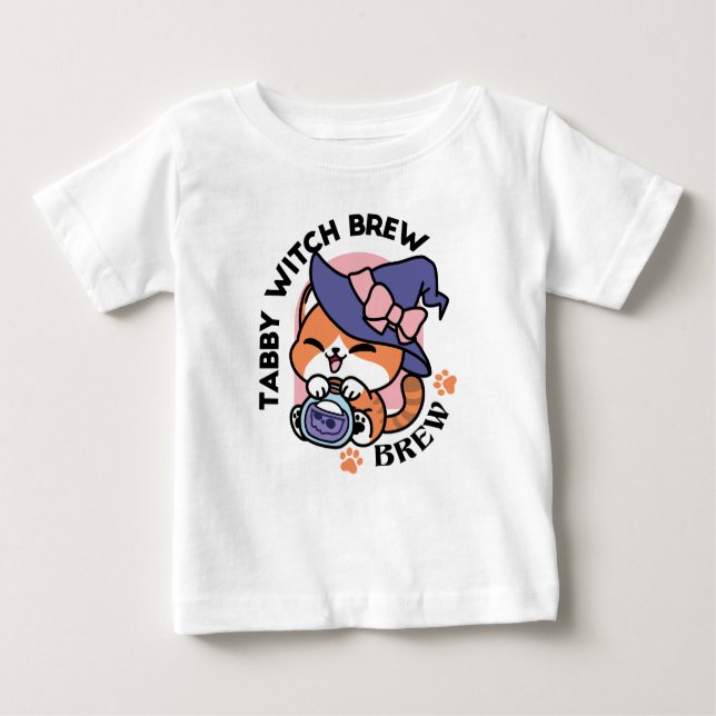 Camiseta Tabby Witch Brew – Cute Halloween Cat Design (Frente)