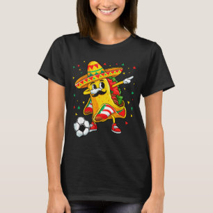 Camiseta Taco jogando futebol mexicano cinco de maio sombre