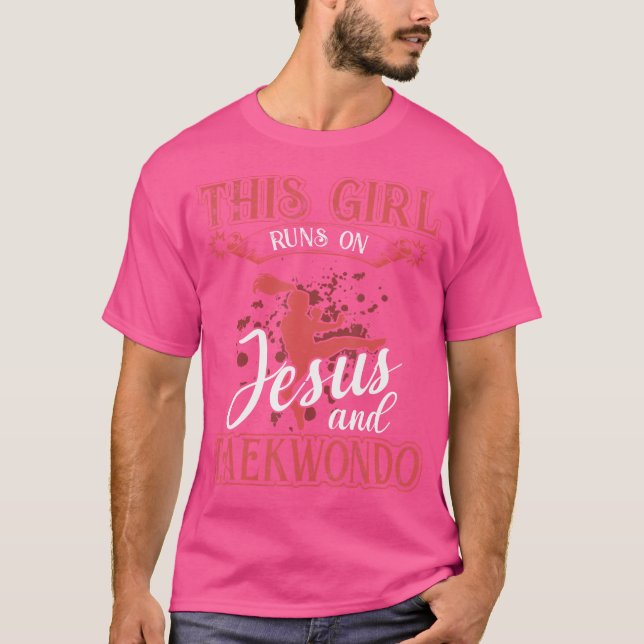 Camiseta Taekwondo Essa Garota Funciona Por Jesus E Taekwon (Frente)