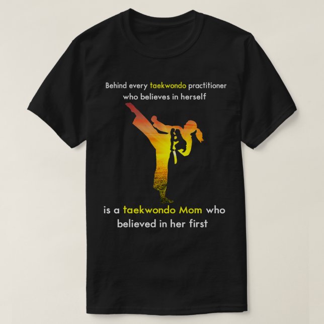 Camiseta Taekwondo Mãe Que Acreditou Em Sua Primeira (Frente do Design)