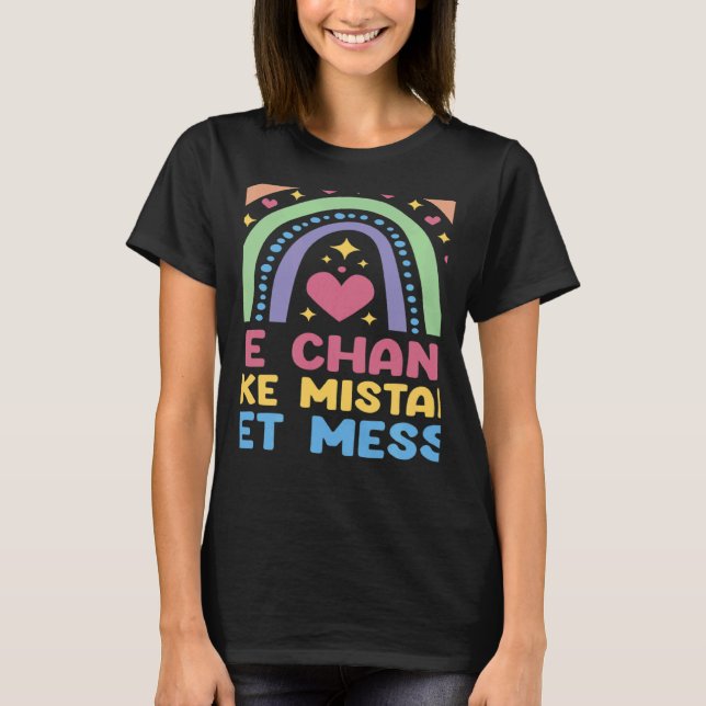 Camiseta Take Chances Make Mistakes Get Messy Rainbow Teach (Frente)