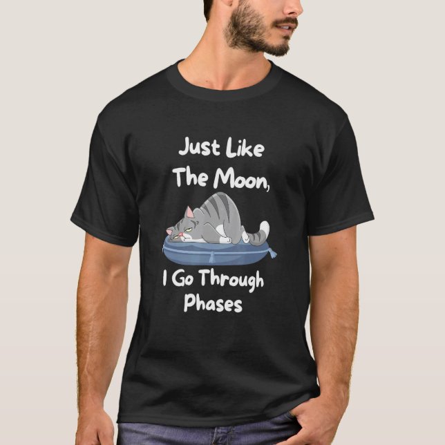 Camiseta Tal Como A Lua Eu Atravesso Fases  Gato Preguiçoso (Frente)