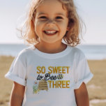 Camiseta Tão doce de ser três aniversário de 3 anos<br><div class="desc">Camiseta personalizada de aniversário de 3 anos com "Tão doce de ser três" na frente e "Aniversário de Abelhas-Abelhas [nome]" no verso. A abelha design apresenta trocadilhos de abelha divertidos em letras amarelas e negras, decorados com mamangabas, colmeia, flores de campo e mel em gotejamento. Para coordenar convites e decorações...</div>