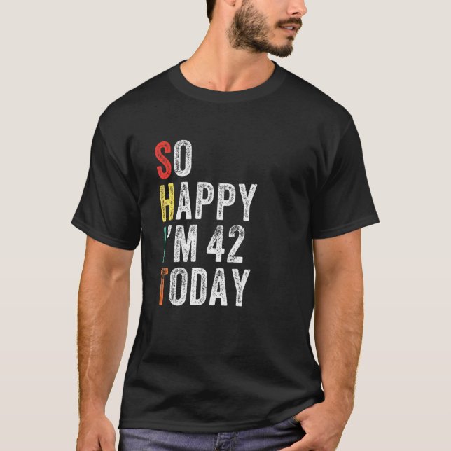 Camiseta Tão Feliz Que Estou 42 Hoje Engraçado 42º aniversá (Frente)