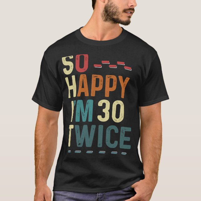 Camiseta Tão feliz que tenho 30 vezes 60 anos de Piada de d (Frente)