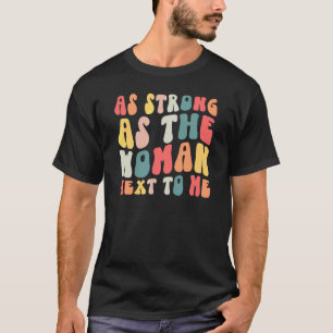 Camiseta Tão Forte Quanto a Mulher ao Lado Feminista das Mu