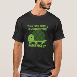 Camiseta Tartaruga Engraçada Pequena e Julgadora Sarcástica