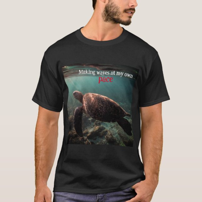 Camiseta Tartaruga marinha verde nadando debaixo de água (Frente)