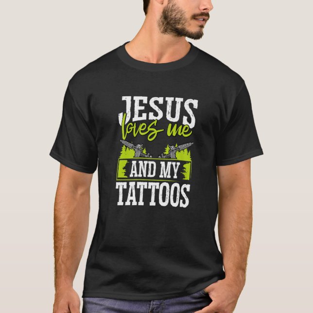 Camiseta Tattoo Artist Jesus Loves Me And My Tattoos   (Frente)