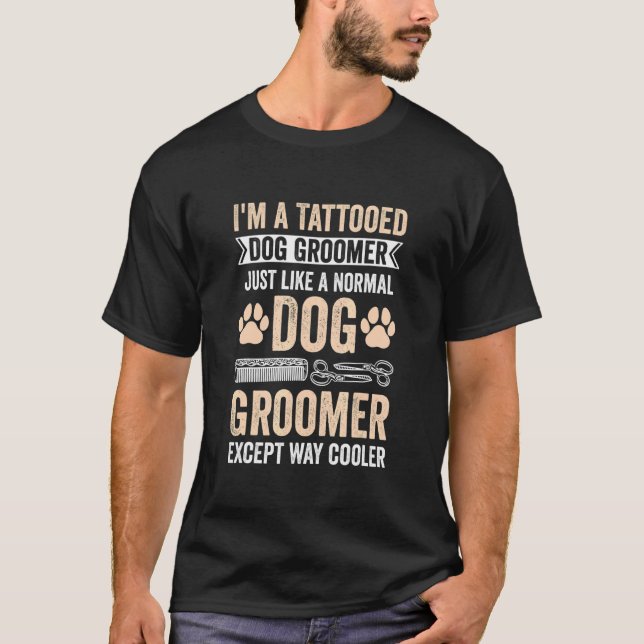 Camiseta Tattooed Dog Groomer Pet Grooming Puppy Stylist (Frente)
