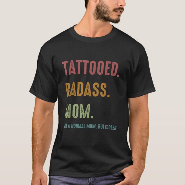 Camiseta Tatuada Maldita Mãe Tocou Engraçado Presente Para  (Frente)