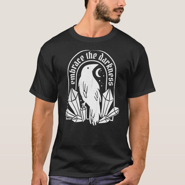Camiseta tatuagem de gótico de corvo abraça a escuridão (Frente)
