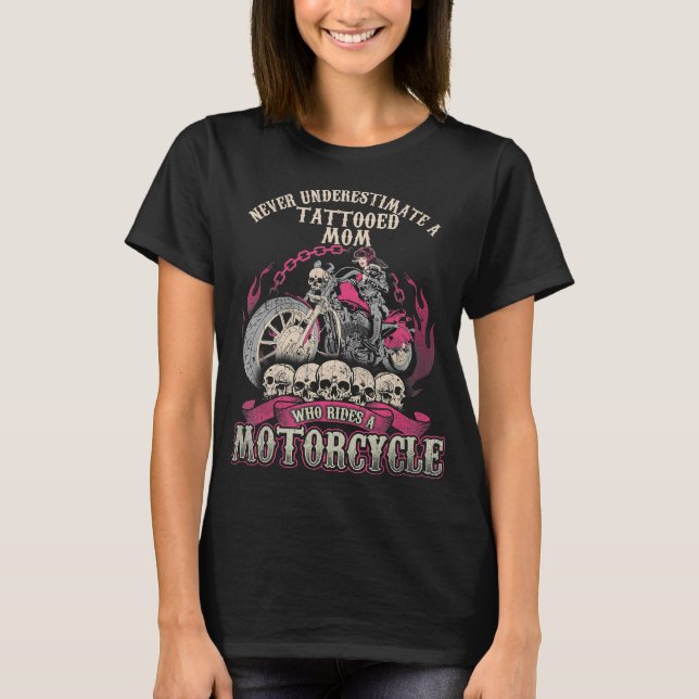 Camiseta Tatuagem Mãe Biker Nunca Subestima Motocicleta (Frente)