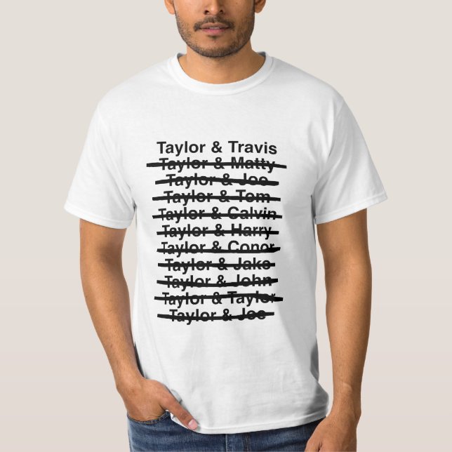 Camiseta Taylor & Travis 02 (Black Text / Black Line) (Frente)