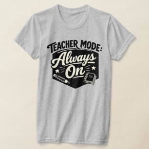 Camiseta Teacher Mode Always On – Crachá Retro Div