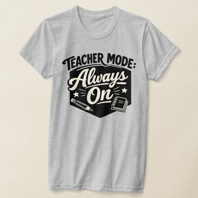 Camiseta Teacher Mode Always On – Crachá Retro Div (Postura )