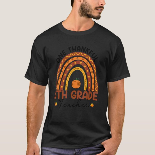 Camiseta Teacher Rainbow Thanksgiving One Thankful 5th Grad (Frente)