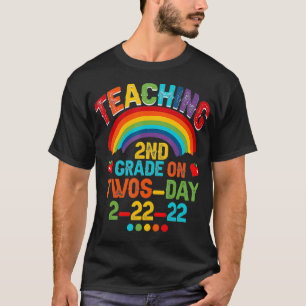 Camiseta Teaching 2nd Grade On Twosday 22222 Teacher Twosd