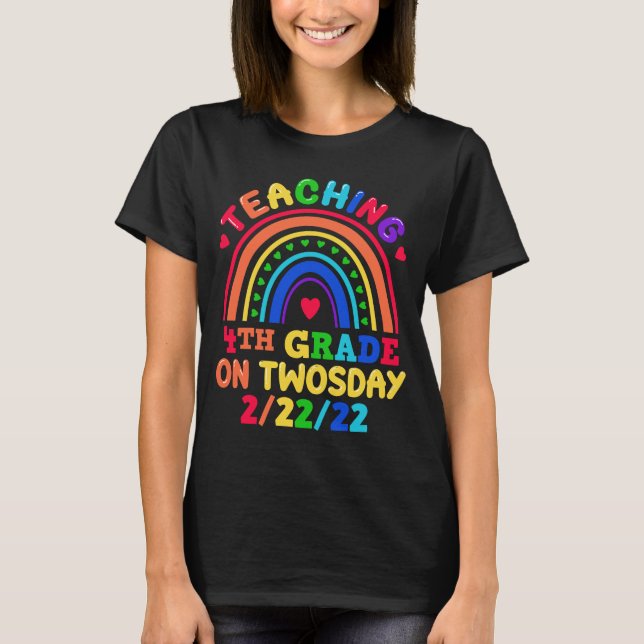 Camiseta Teaching 4th Grade On Twosday 2.2.22 Teacher (Frente)
