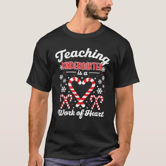 Camiseta Teaching Kindergarten is a Work of Heart Christmas (Frente)