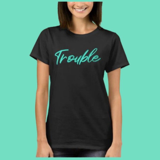 Camiseta Teal Script Trouble Tee – Soft Chaos Energy (Criador carregado)