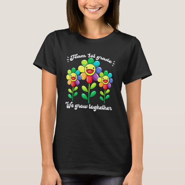 Camiseta Team 1st Grade We Grow Together Flower Teacher Stu (Frente)