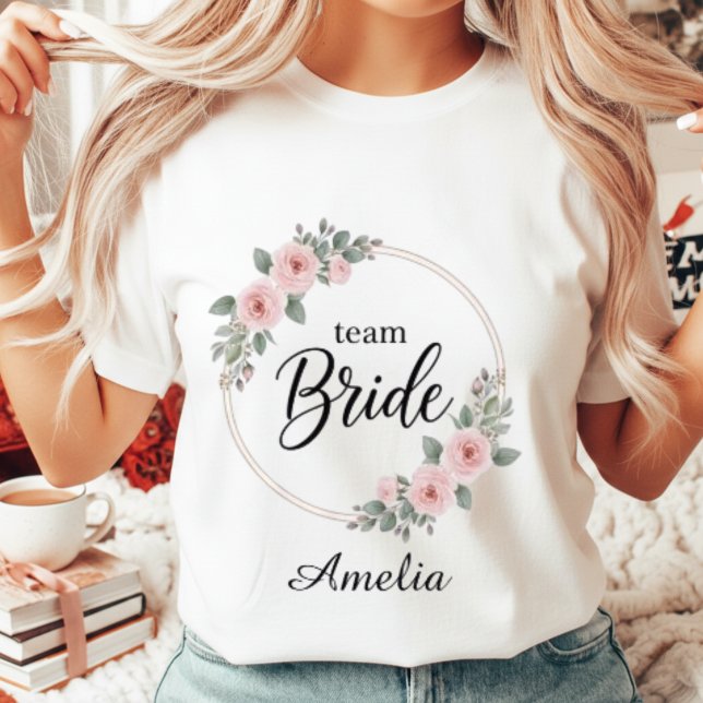 Camiseta Team Bride Custom Elegant Pink Floral Gold Wedding (Criador carregado)