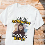 Camiseta Team [Last Name] Proud Dad Graduation Photo<br><div class="desc">Celebrate your graduate together with this custom Team [Last Name] Graduation Shirt featuring your graduate’s photo and bold school-spirit lettering. This master listing allows you to choose any family role — making it easy to coordinate matching outfits for the entire support crew. ✨ Customize with: • Last name (Team Anderson,...</div>