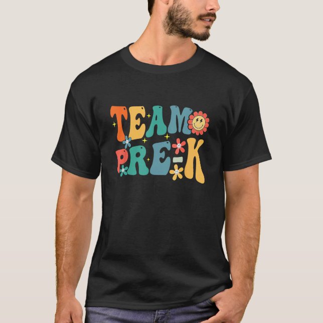 Camiseta Team Pre K Teacher Student Groovy Back To School F (Frente)