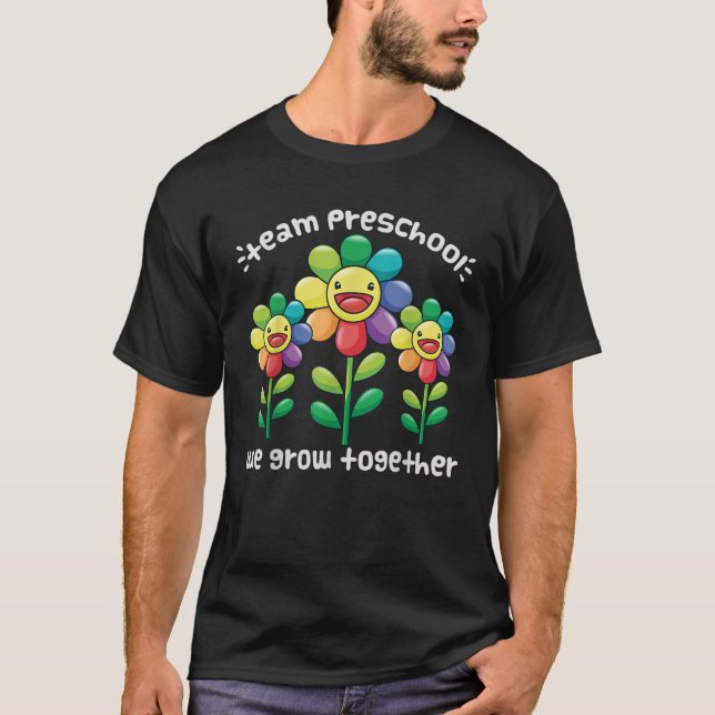 Camiseta TEAM PRESCHOOL Nós Crescemos Juntos Com O Professo (Frente)