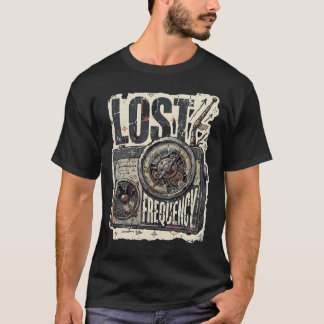 Camiseta Técnica Gráfica de Rádio Vintage Frequência Perdid
