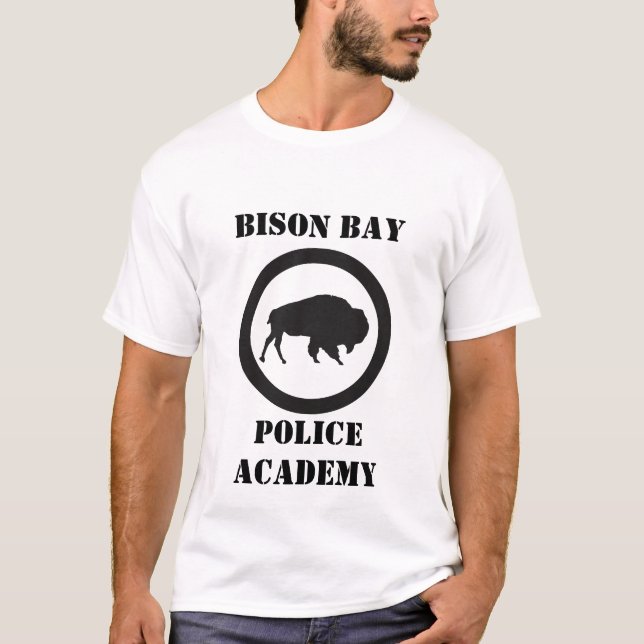 Camiseta Tee da Academia de Polícia de Bison Bay (Frente)