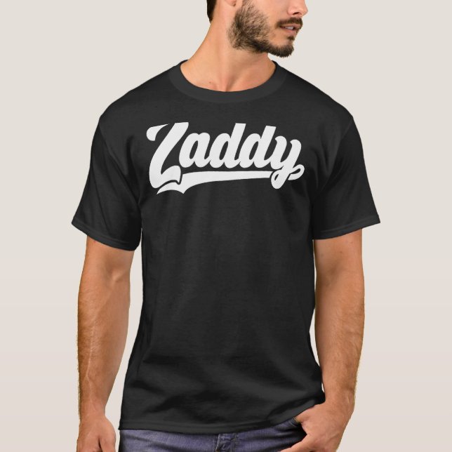 Camiseta Tee de Gráficos Zaddy Swag para Bae (Frente)