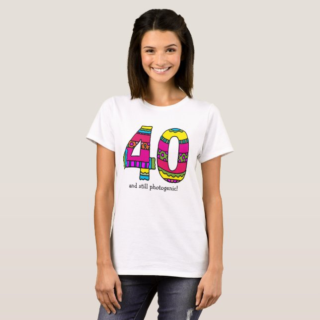 Camiseta Tee feminino "40" e ainda fotogênica (Frente Completa)