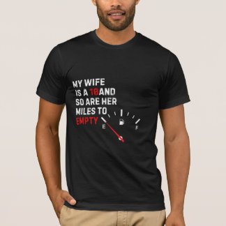 Camiseta Tee Humoroso: Minha Esposa e Seus Milhares Vazios
