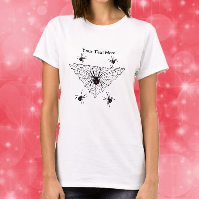 Camiseta Teia de Aranha em Forma de Triângulo Com Aranha Vi (Poisonous black widow spiders in triangle shaped black web on womans tee shirt.)