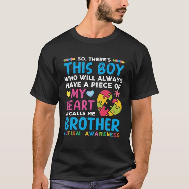 Camiseta Tem Este Rapaz Que Ele Me Chama De Irmão Autismo A (Frente)