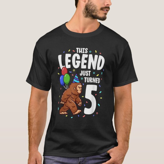 Camiseta Tema De Sasquatch Com Festa de aniversário De 5 An (Frente)