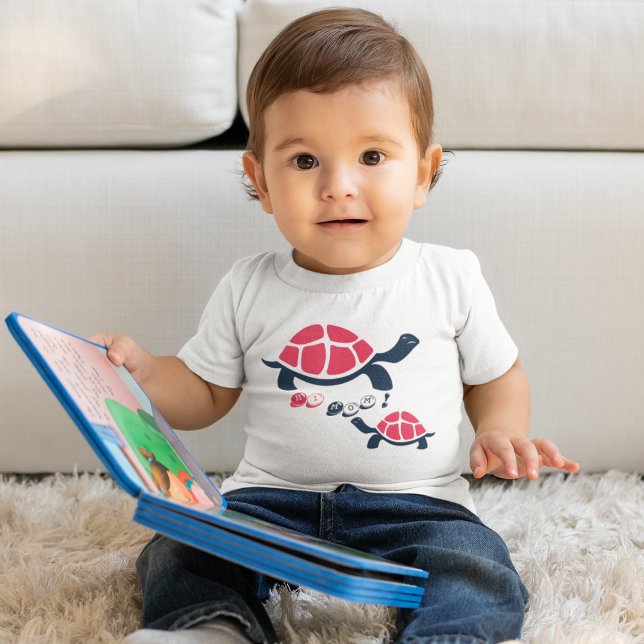 Camiseta Tema Escuro Cartoon de Tartaruga (funny baby t-shirt featuring a cute and colorful illustration of the hi mom tortoise.)