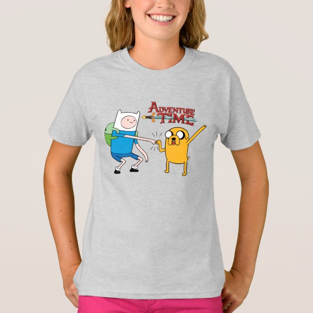 Camiseta Tempo de Aventura | Finn & Jake Fist Bump (Frente)