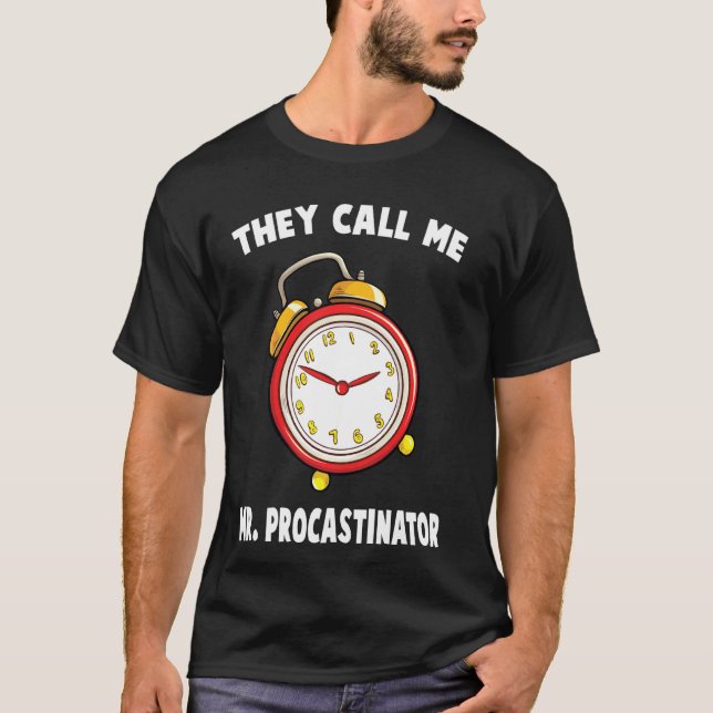 Camiseta Tempo Que Me Chamam De Procastinator Stopwatch Fu (Frente)