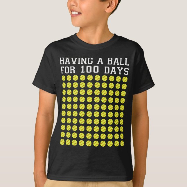 Camiseta tendo uma bola por 100 dias de softball na escola (Frente)