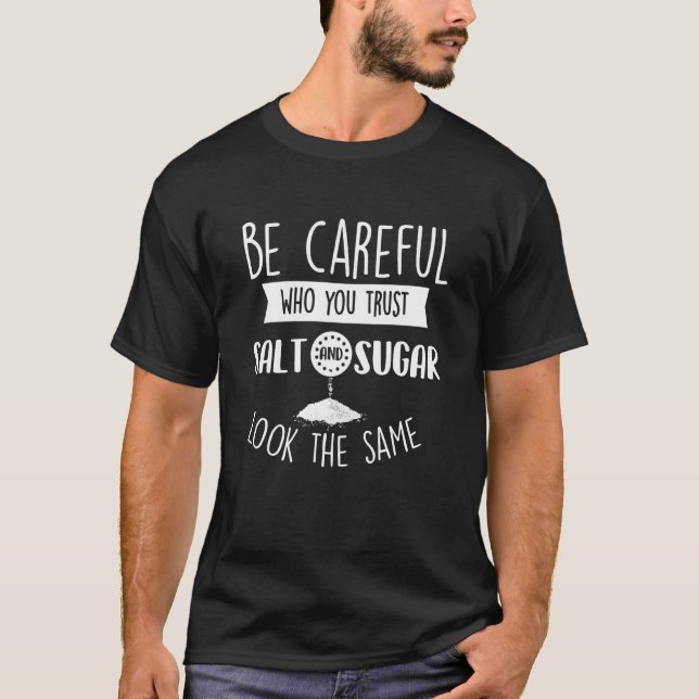 Camiseta Tenha Cuidado Com Quem Você Confia Na Piada Sarcás (Frente)
