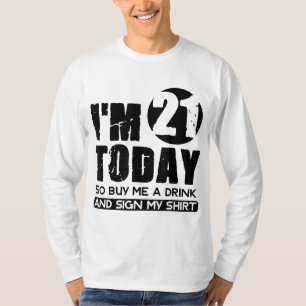 Camiseta Tenho 21 anos hoje me Comprar uma bebida e assino 