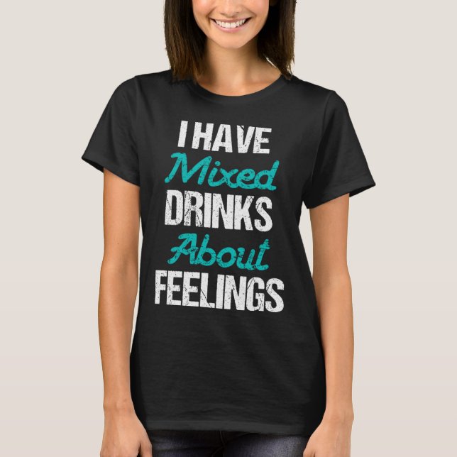 Camiseta Tenho Bebidas Misturadas Sobre Sentimentos  Bebend (Frente)