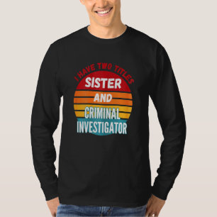 Camiseta Tenho Dois Títulos Irmã E Investigadora Criminal