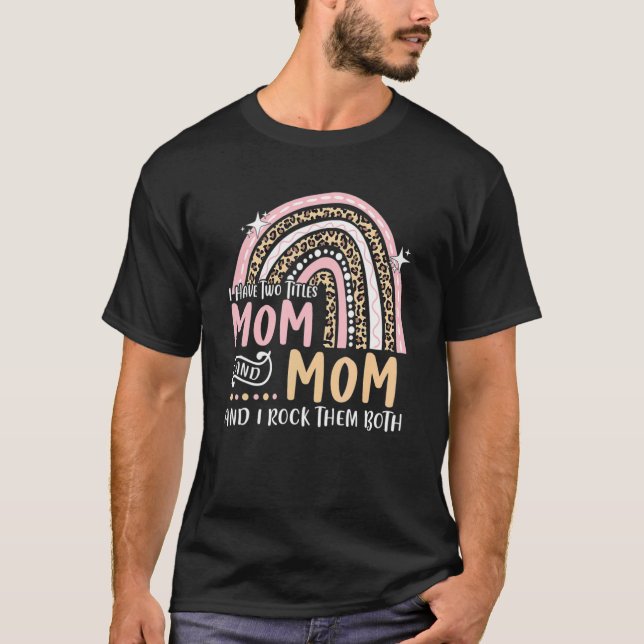 Camiseta Tenho Dois Títulos Mãe e Mãe Arco-Íris Nova Avó Mo (Frente)